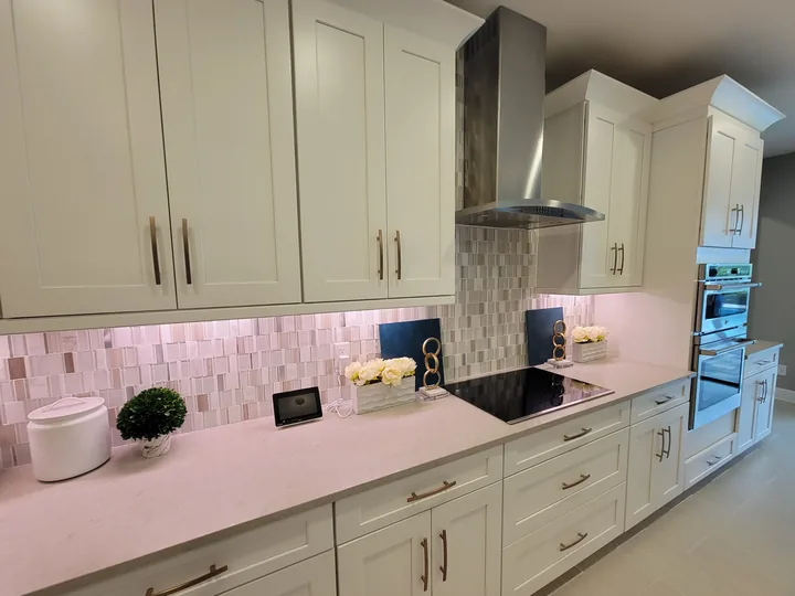 Cambria Seagrove countertop run with cooktop and stainless range hood
