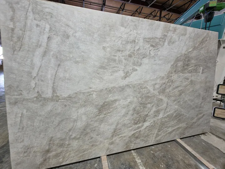 Light veined quartz surface in the Tampa Bay material catalog