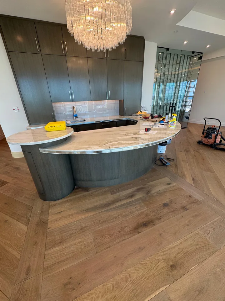 Curved stone kitchen peninsula in Palm Harbor