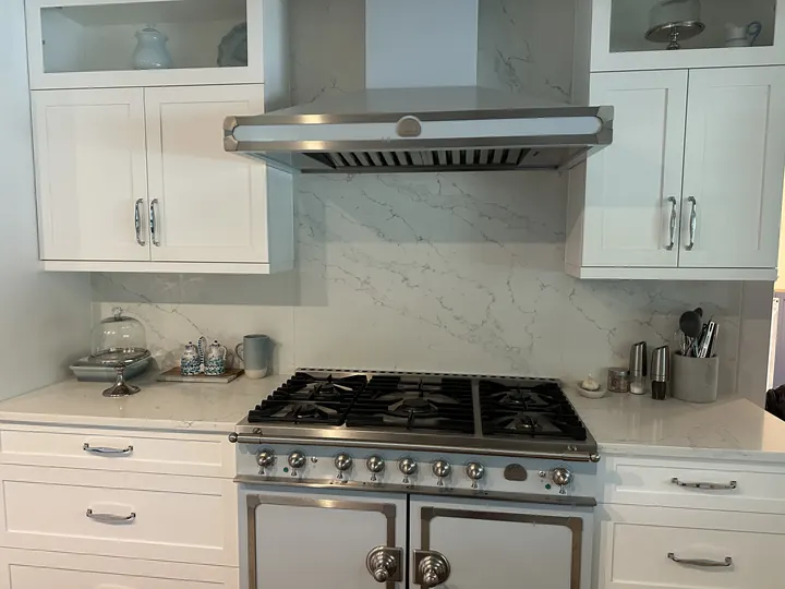 Quartz range wall with matching countertop and backsplash